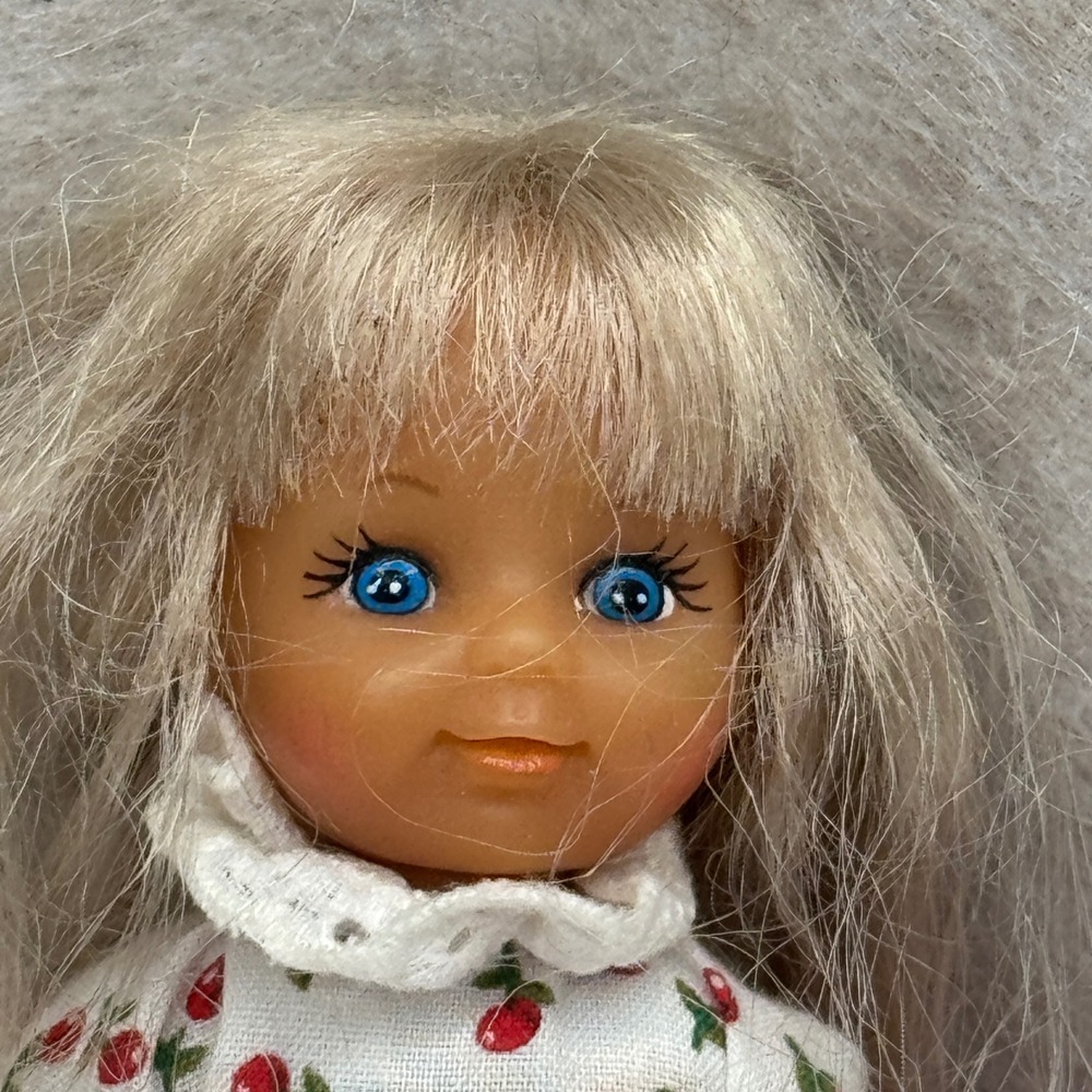 Vintage SIMBA Steffi Doll Blonde Hair Blue‎ Eyes Red Shoes Cherry Dress Outfit